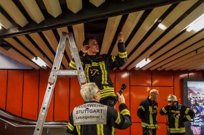 Stuttgart: Knall durch technischen Defekt sorgt fuer Aufregung in der Klett Passage